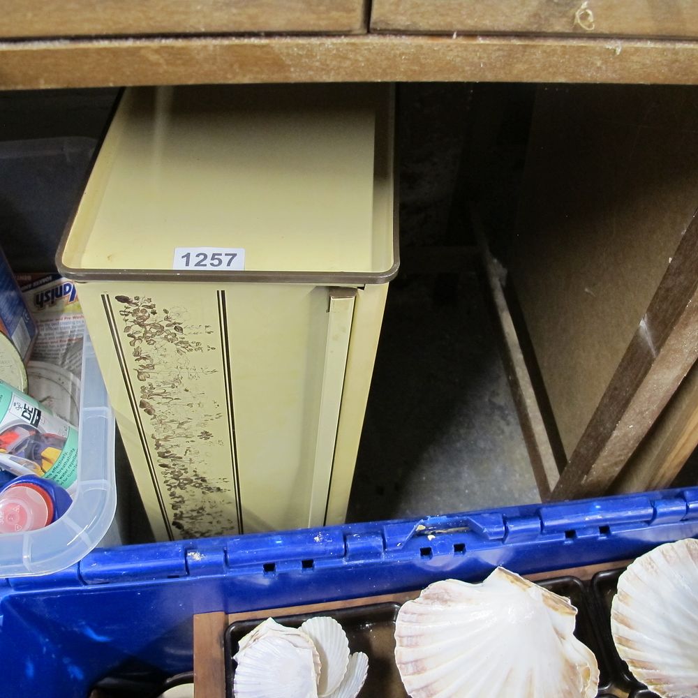 Lot 1257: bread bin