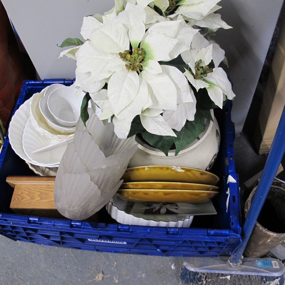 Lot 1285: box of misc