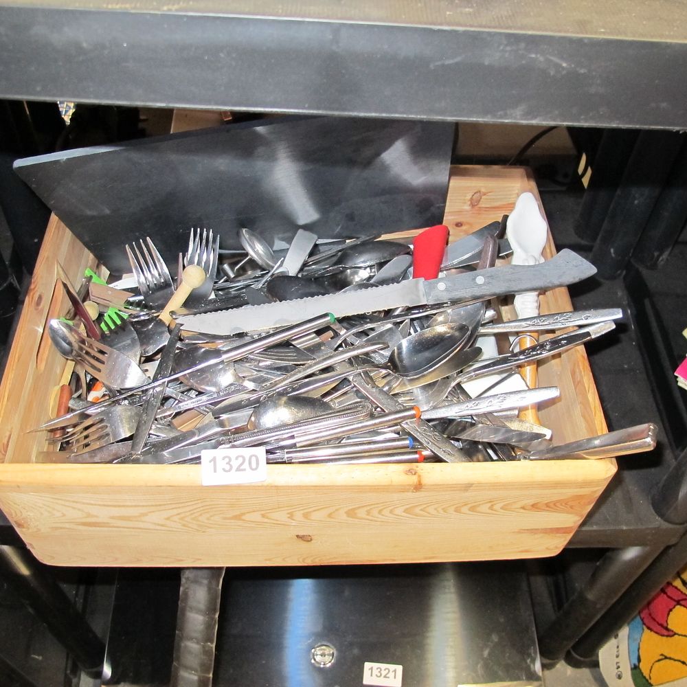 Lot 1320: qty of cutlery