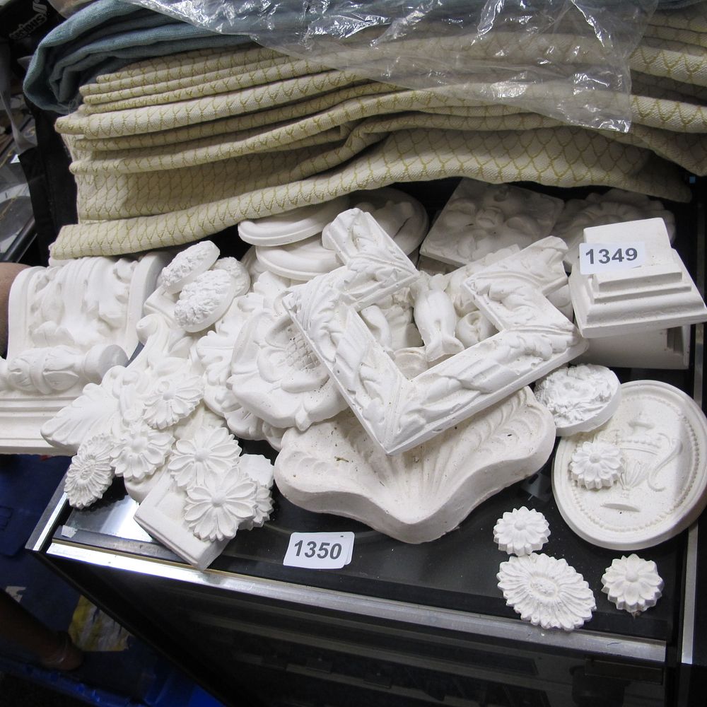 Lot 1349: large qty of quality plaster mouldings
