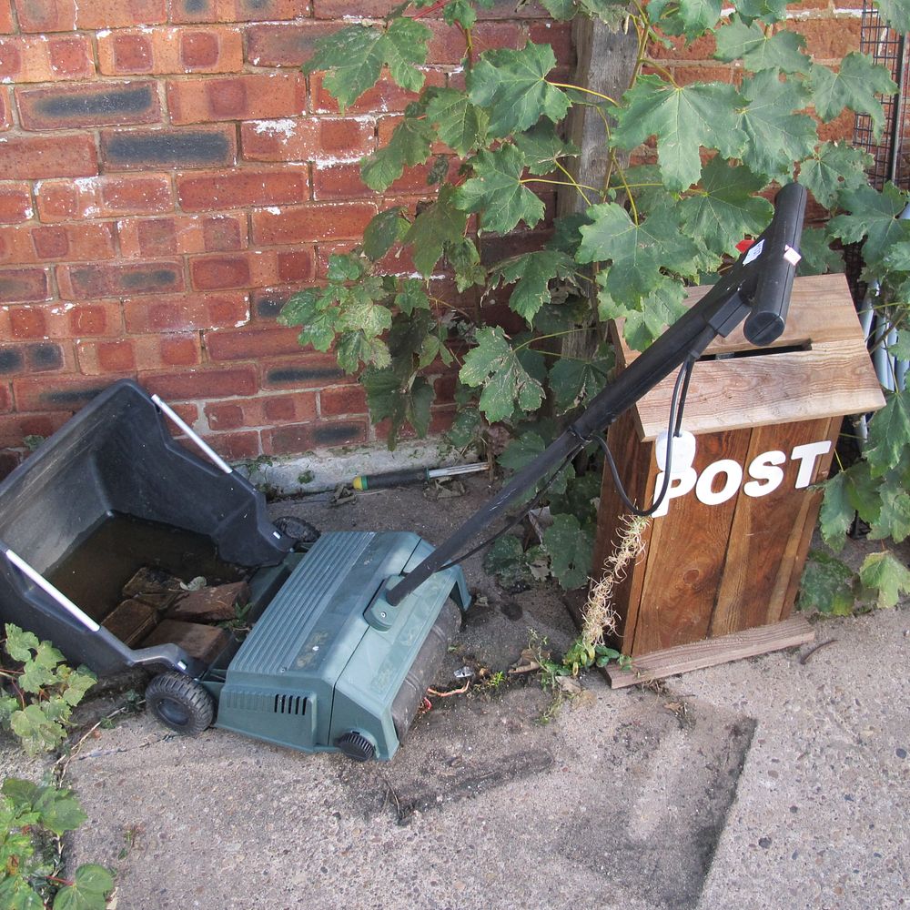 Lot 1372: lawn mower
