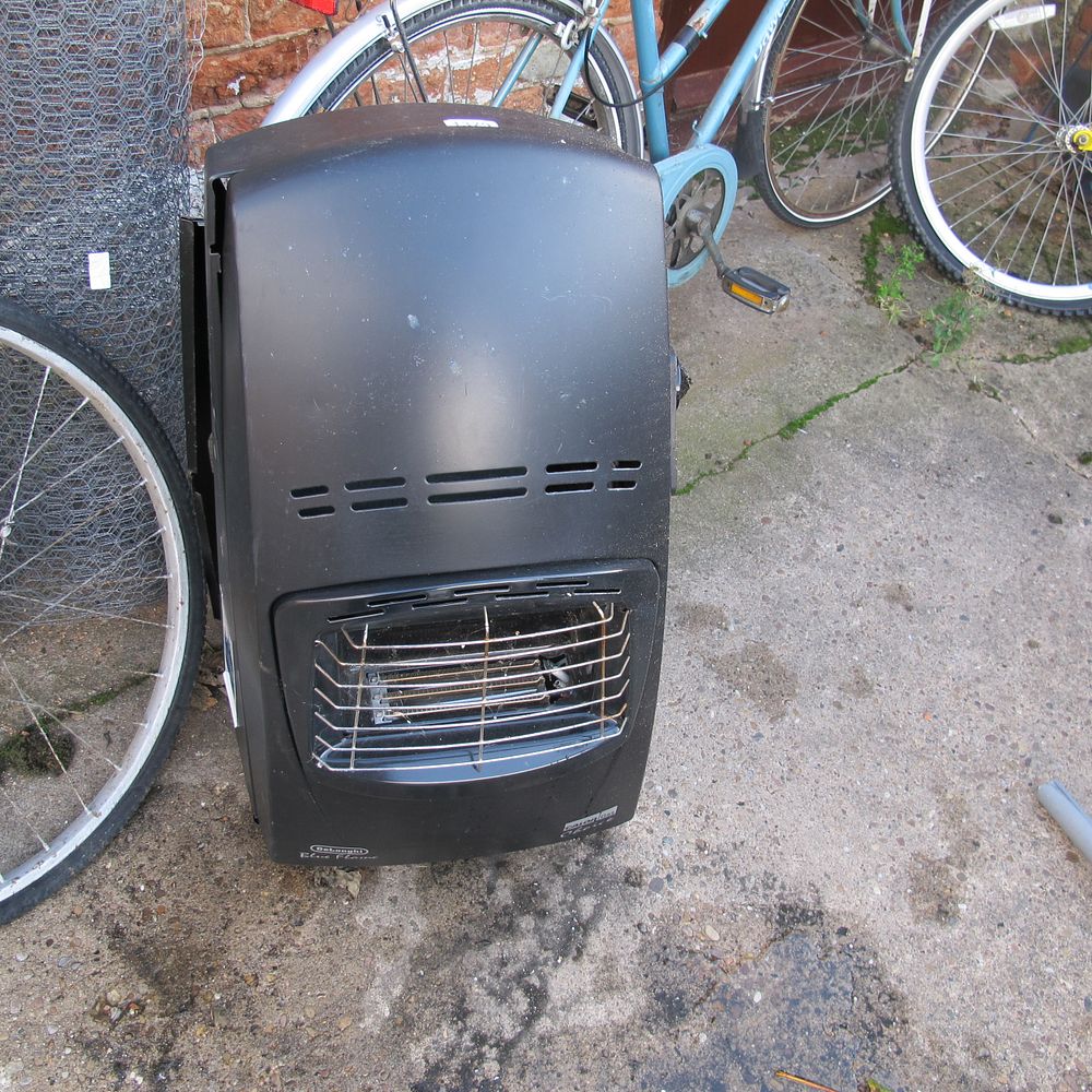Lot 1379: gas heater