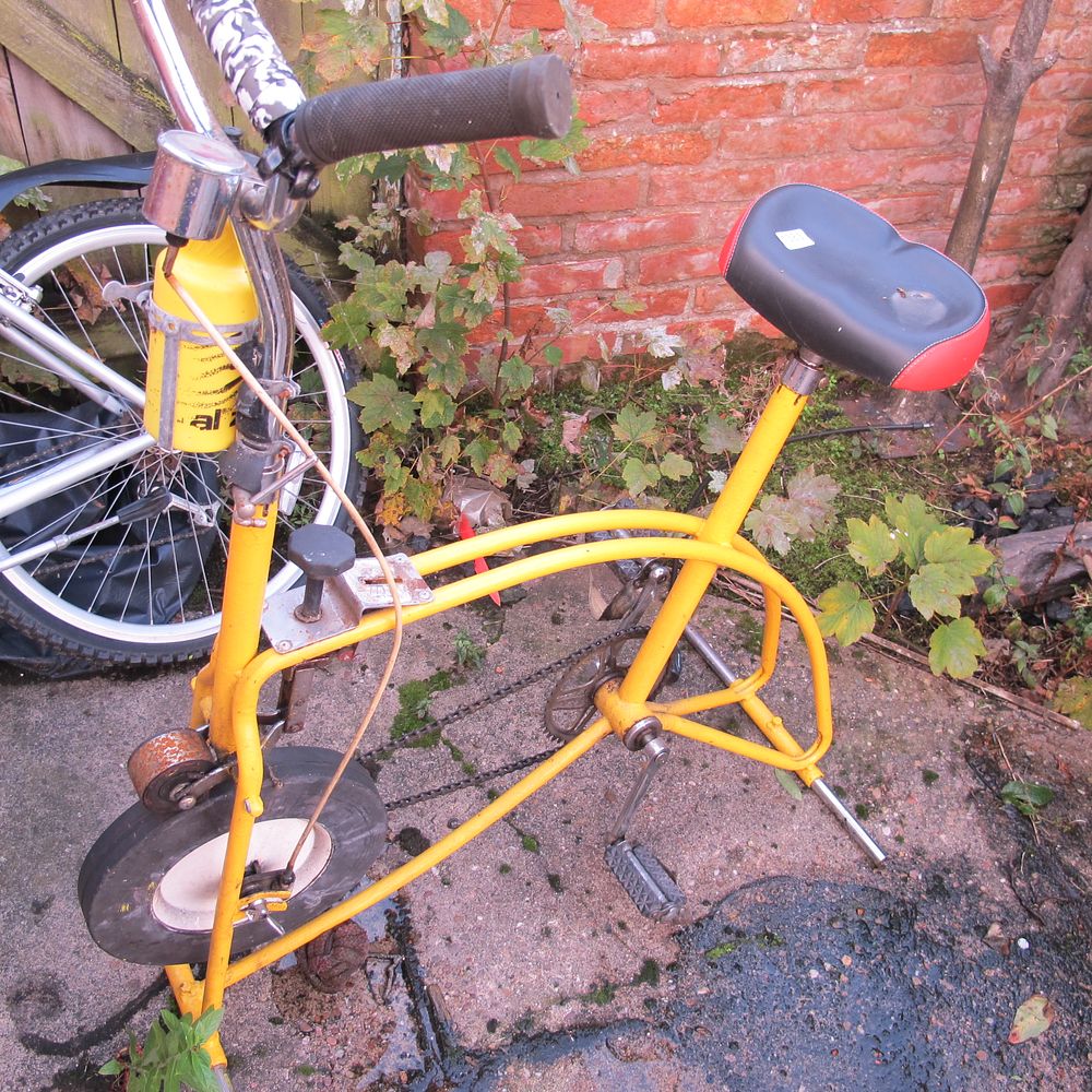 Lot 1383: vintage exercise bike