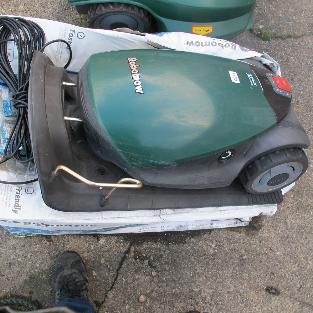 Lot 1385: robotic mower