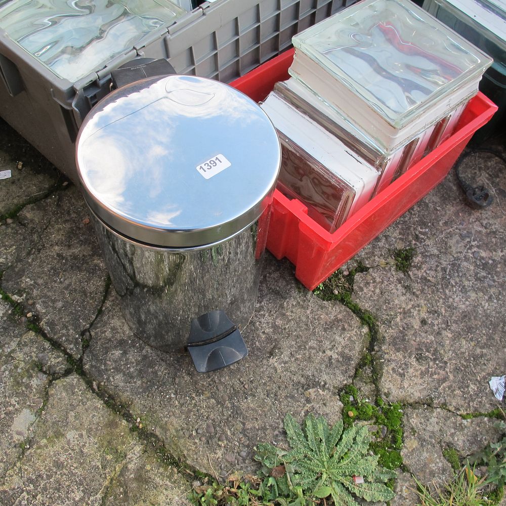 Lot 1391: pedal bin