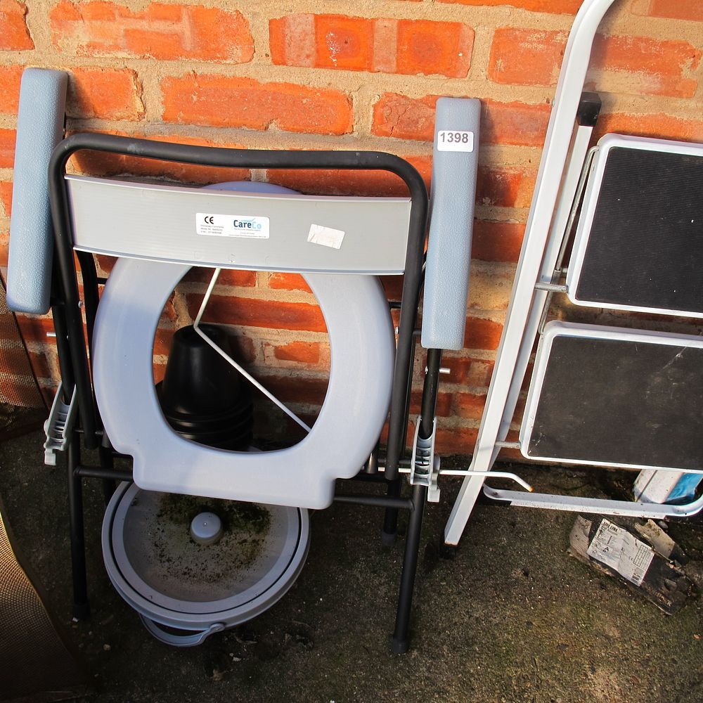 Lot 1398: toilet mobility aid