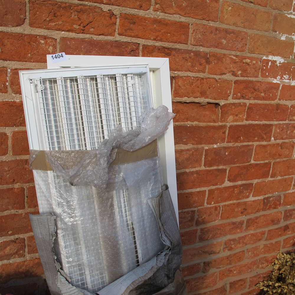 Lot 1404: 2 large air con vents