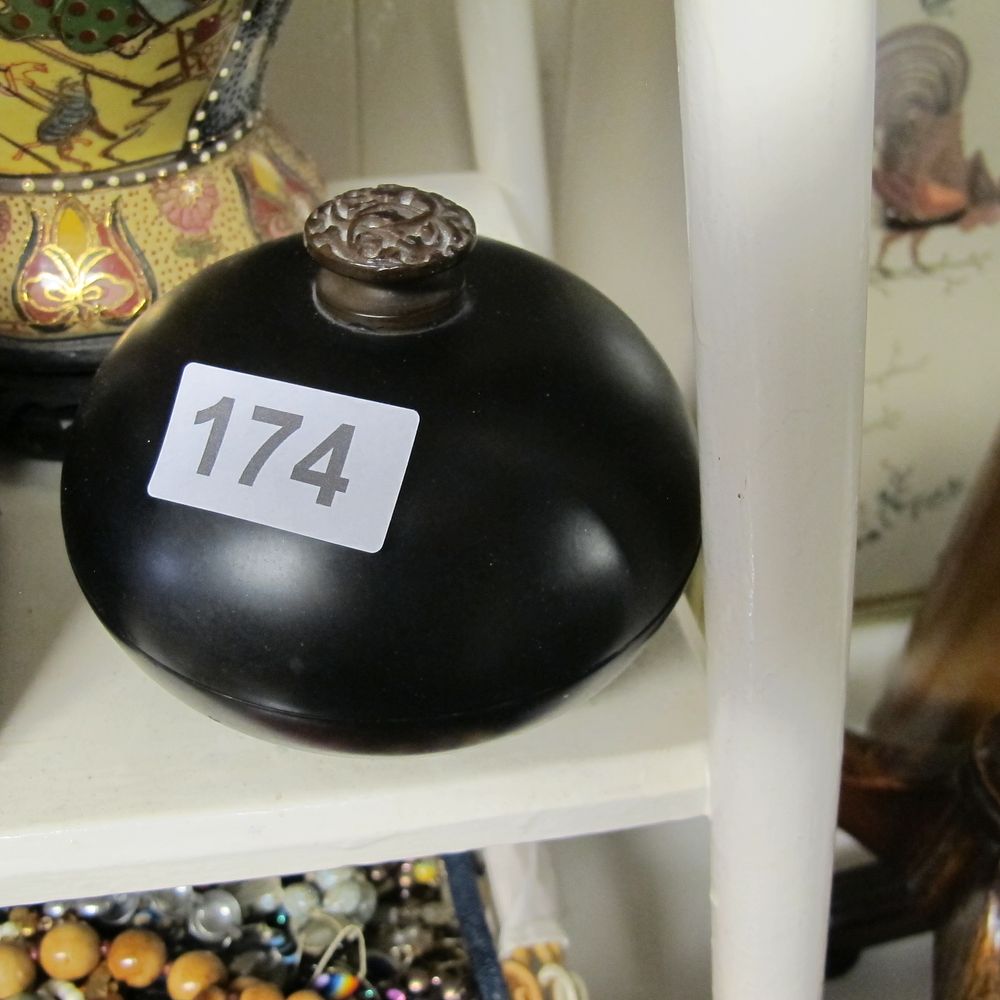 Lot 174: Item 174