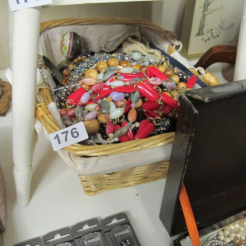 Lot 176: Item 176