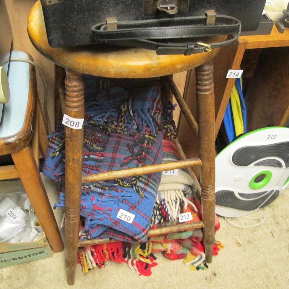 Lot 208: Item 208