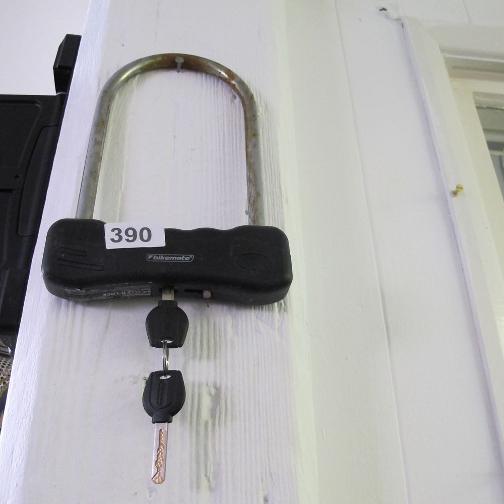 Lot 390: Item 390