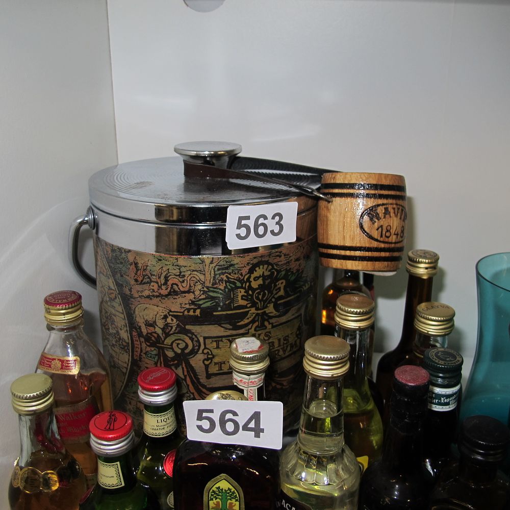 Lot 563: Item 563