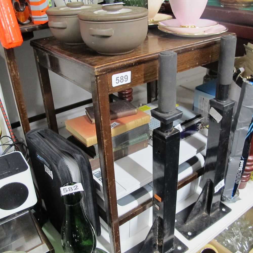 Lot 589: Item 589