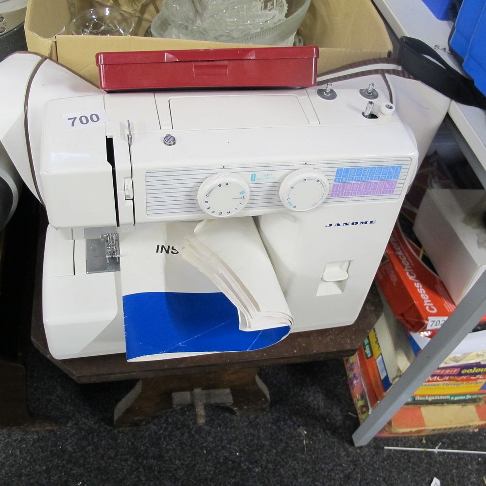 Lot 700: Item 700