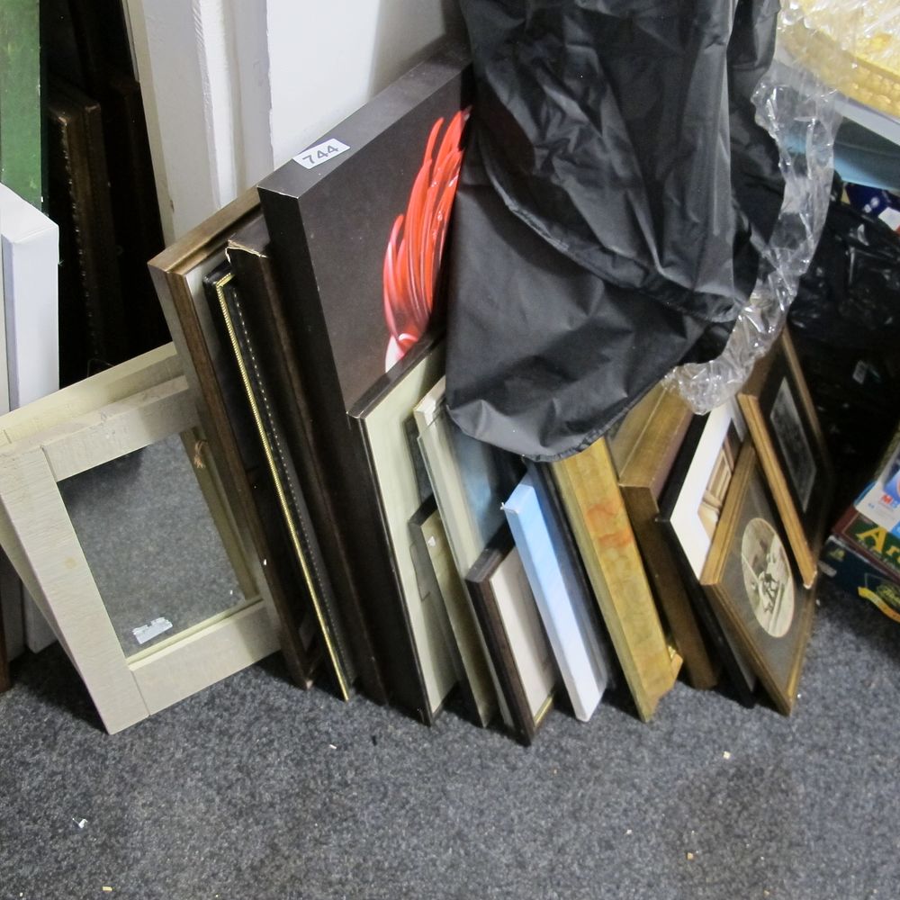 Lot 744: Item 744