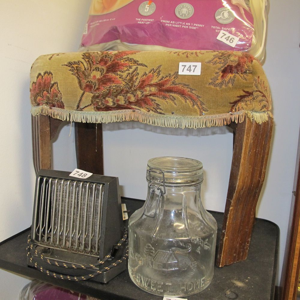 Lot 747: Item 747