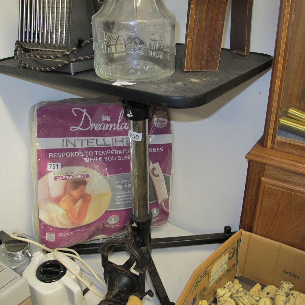 Lot 750: Item 750