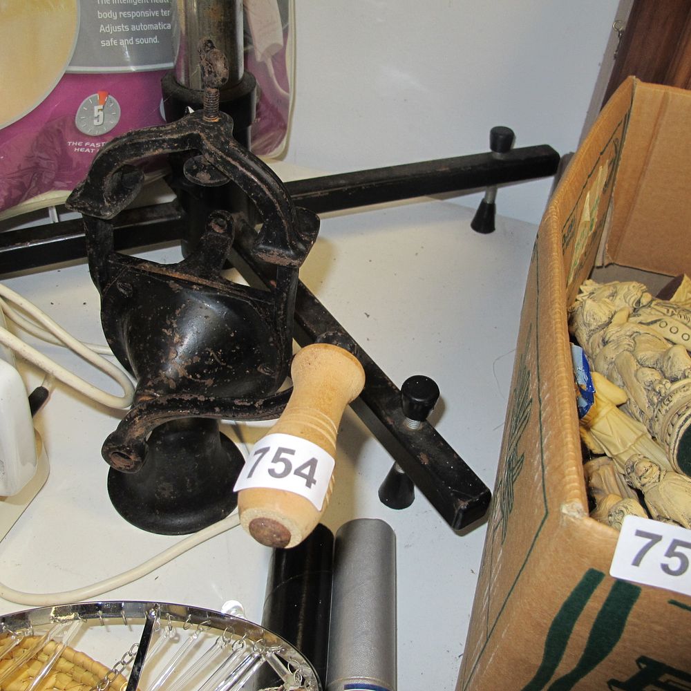 Lot 754: Item 754