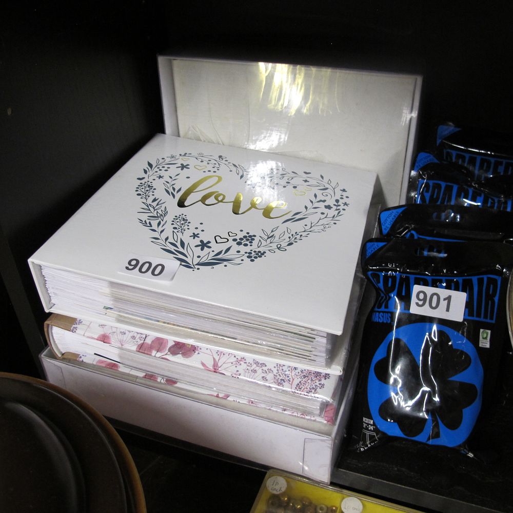 Lot 900: Item 900