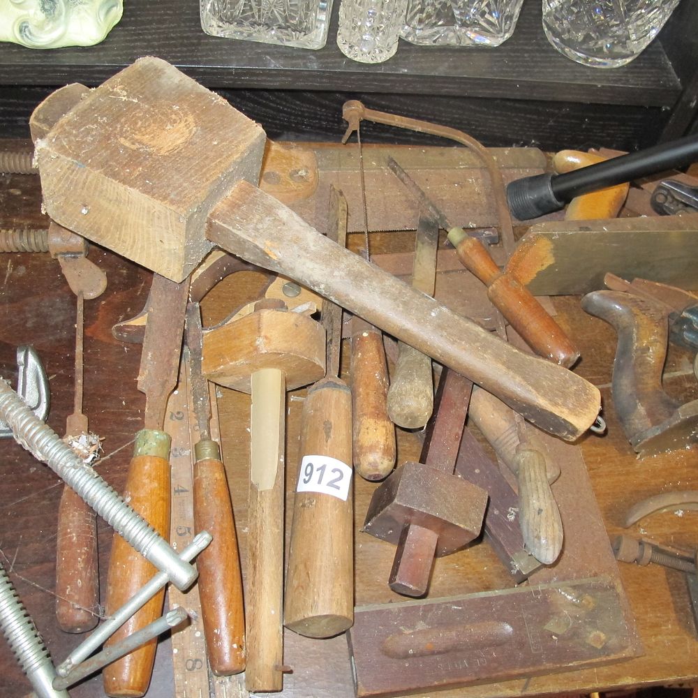 Lot 912: Item 912