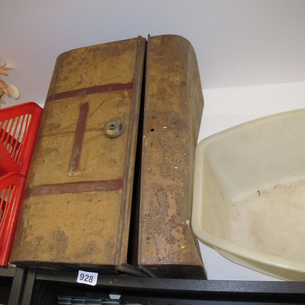 Lot 928: Item 928