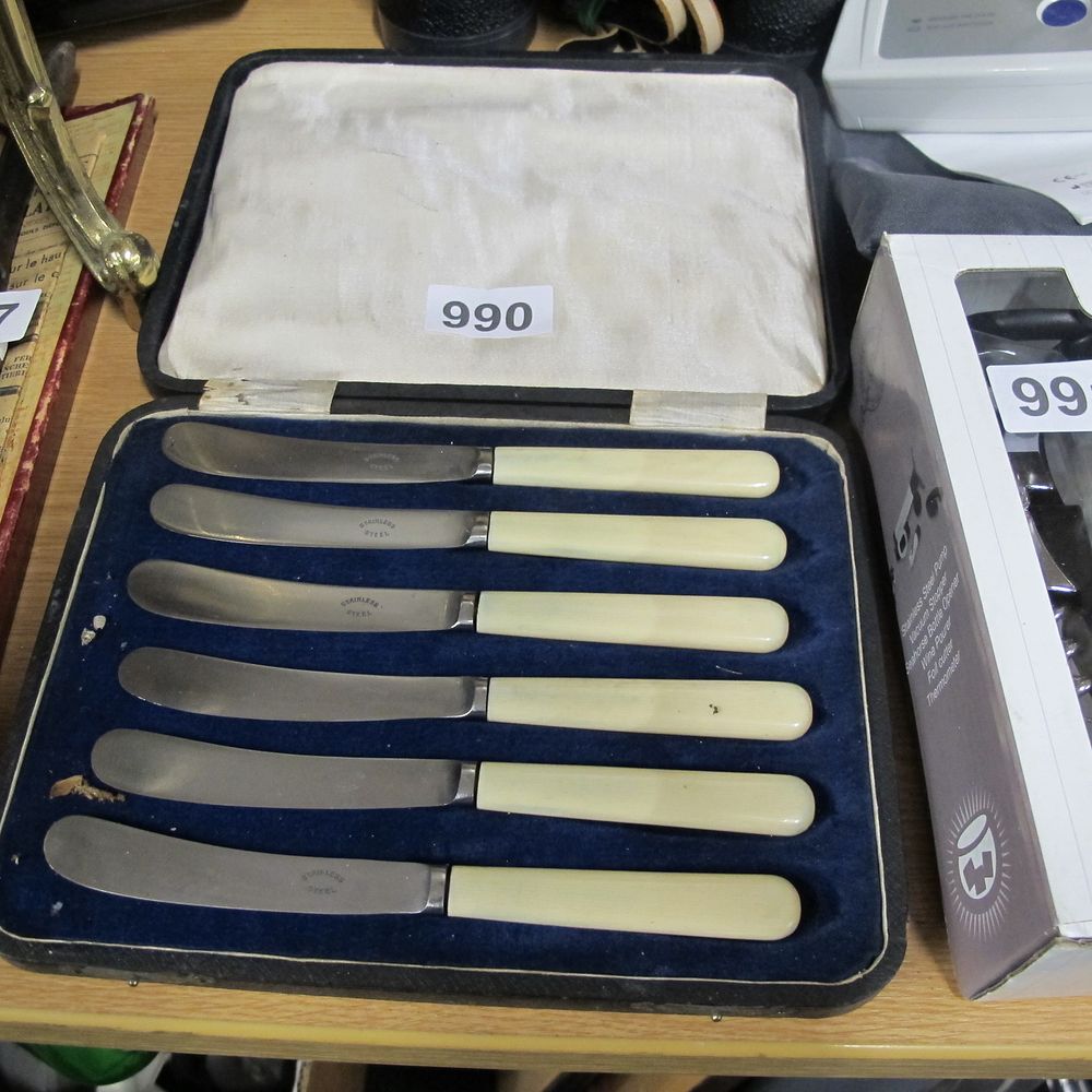 Lot 990: Item 990