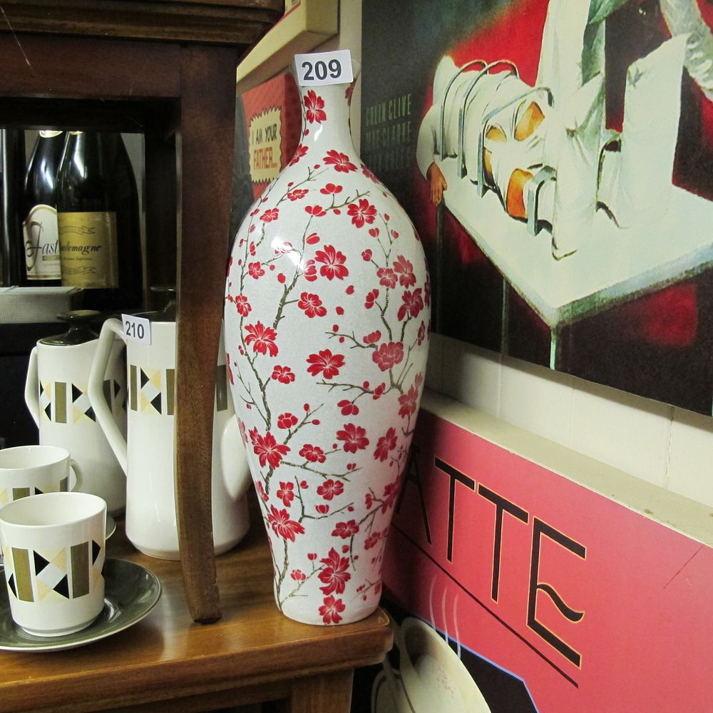 Lot 209: vase
