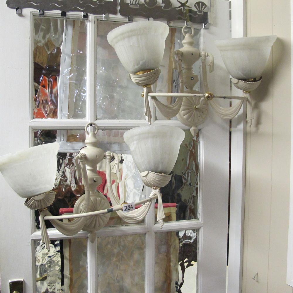 Lot 224: 2 wall lights