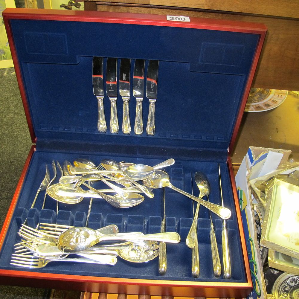 Lot 290: cased cutlery