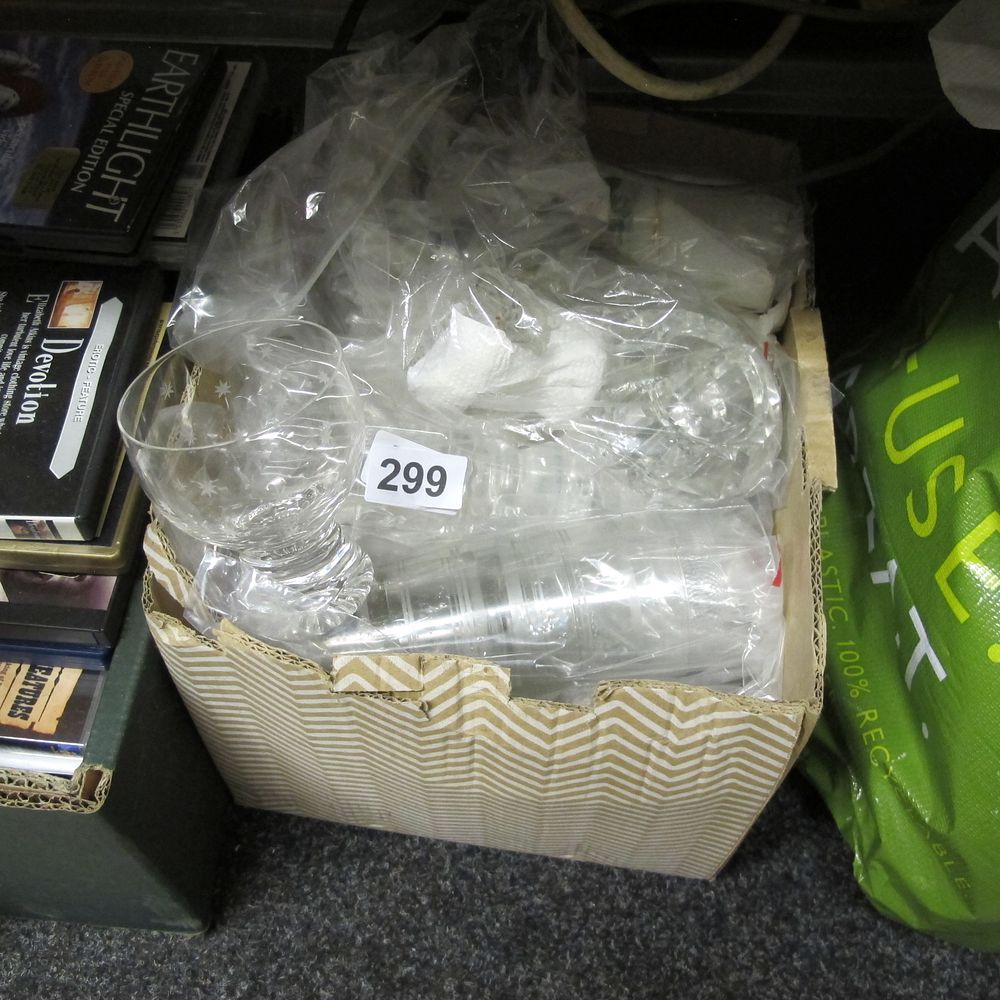 Lot 299: box of glass