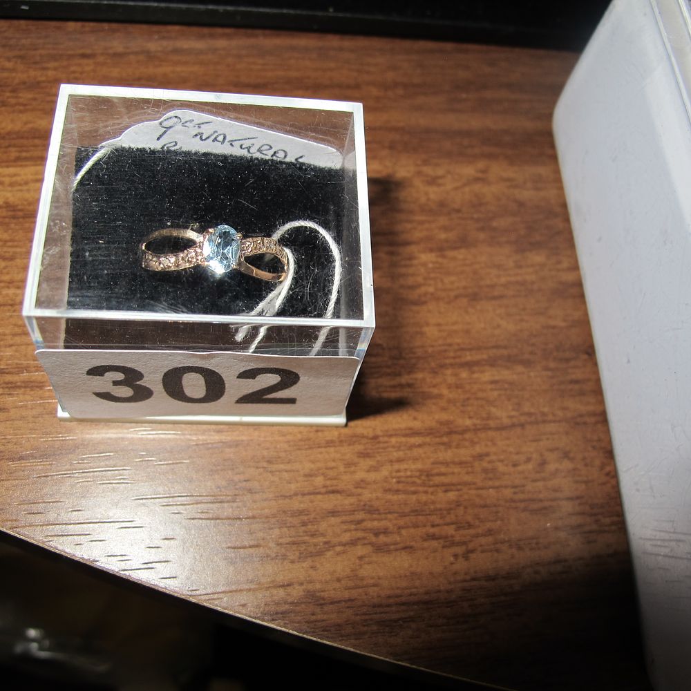 Lot 302: 9ct gold ring