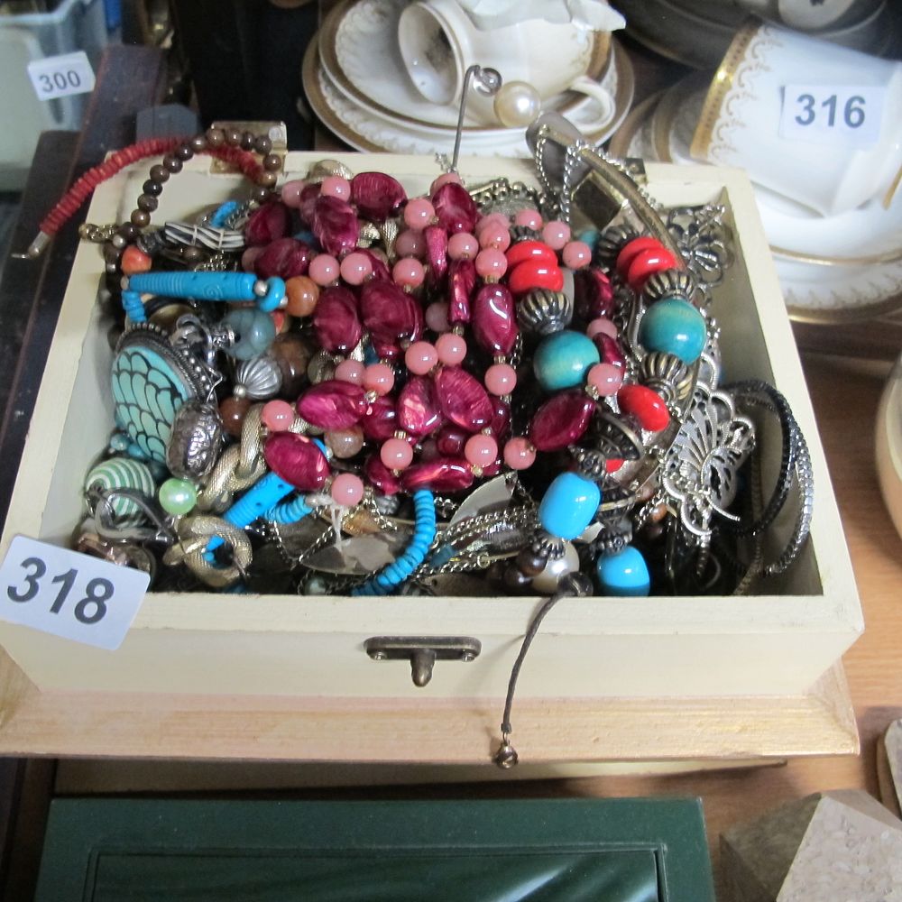 Lot 318: costume jewellery