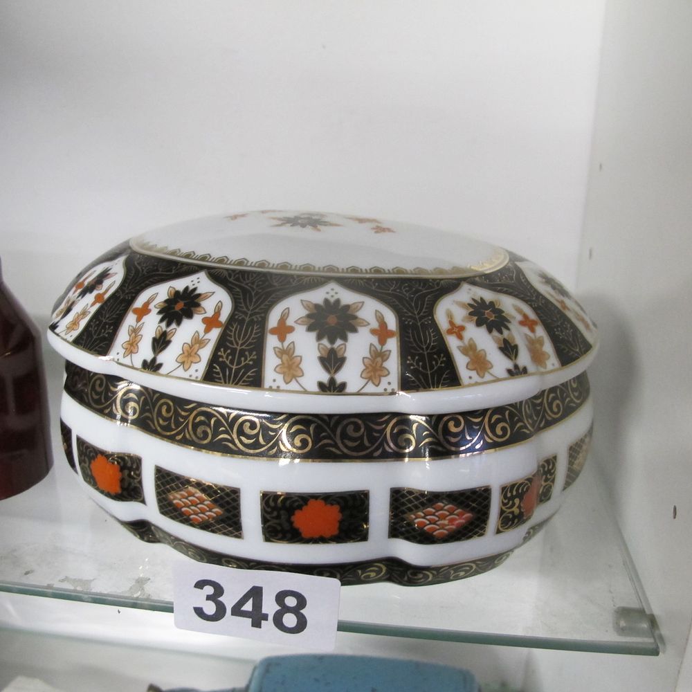 Lot 348: Imari trinket pot
