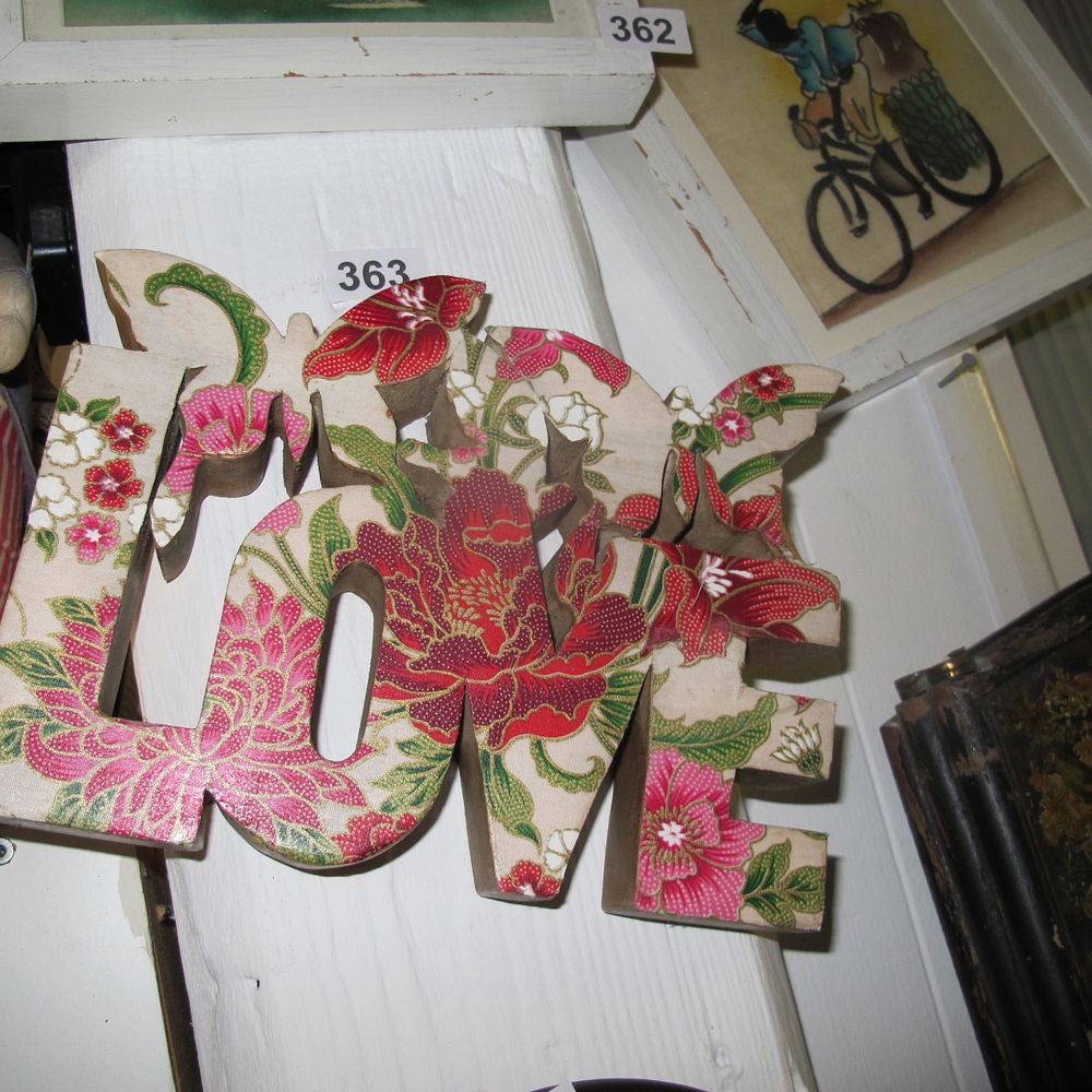 Lot 363: Love sign