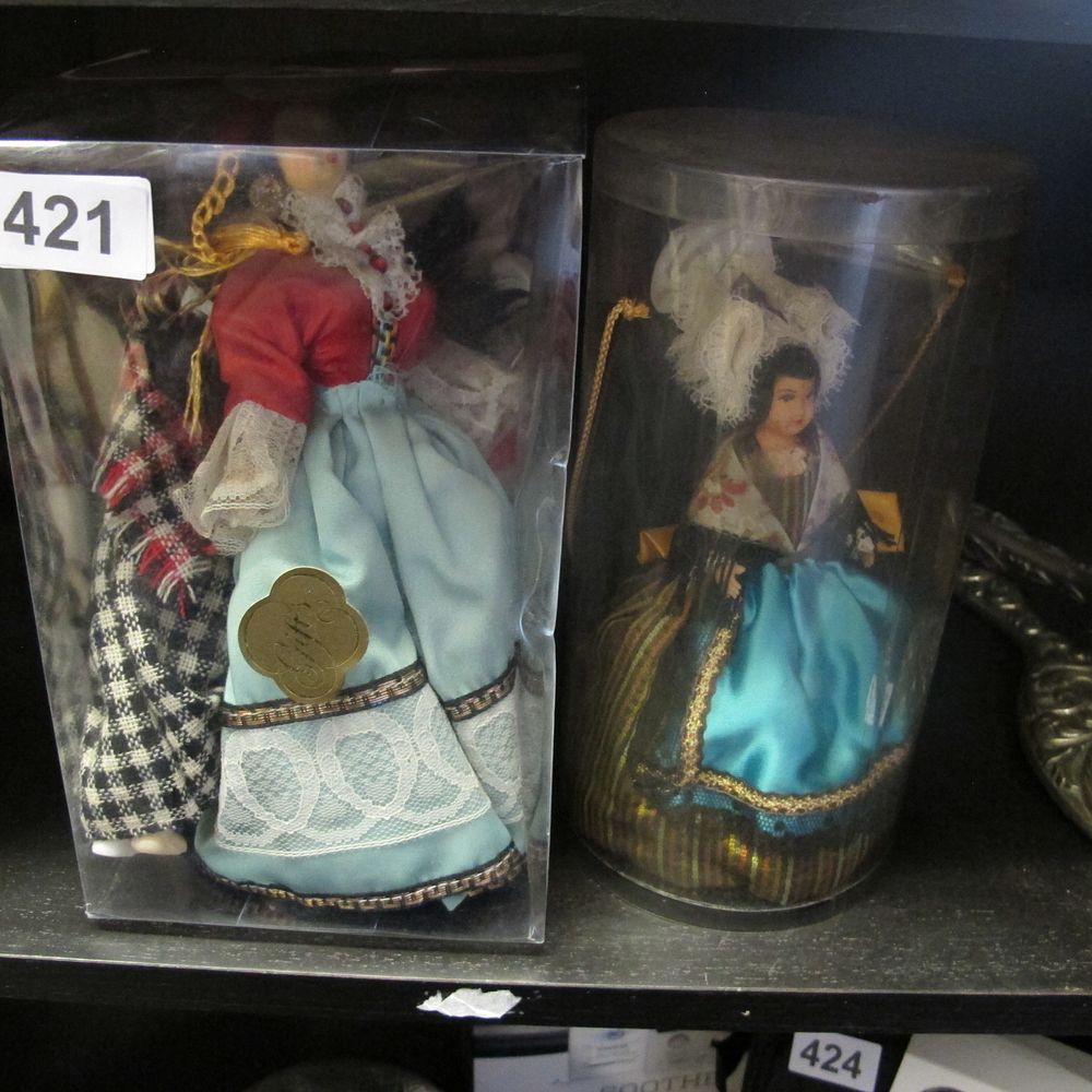 Lot 421: dolls
