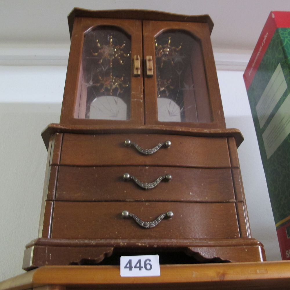 Lot 446: jewellery box