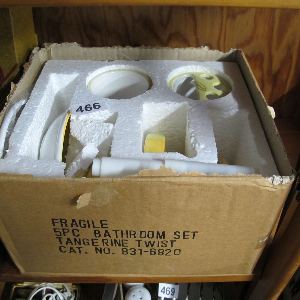 Lot 466: bathroom set
