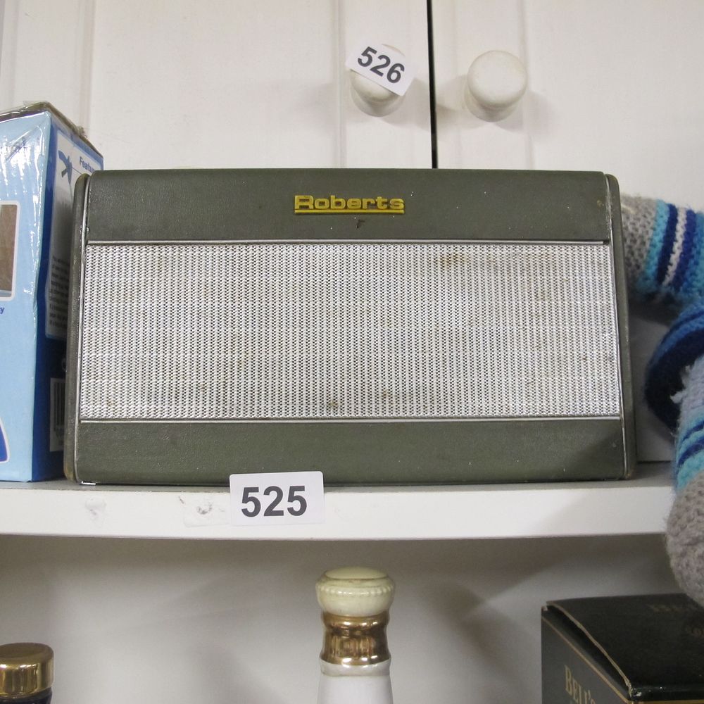 Lot 525: vintage Roberts radio