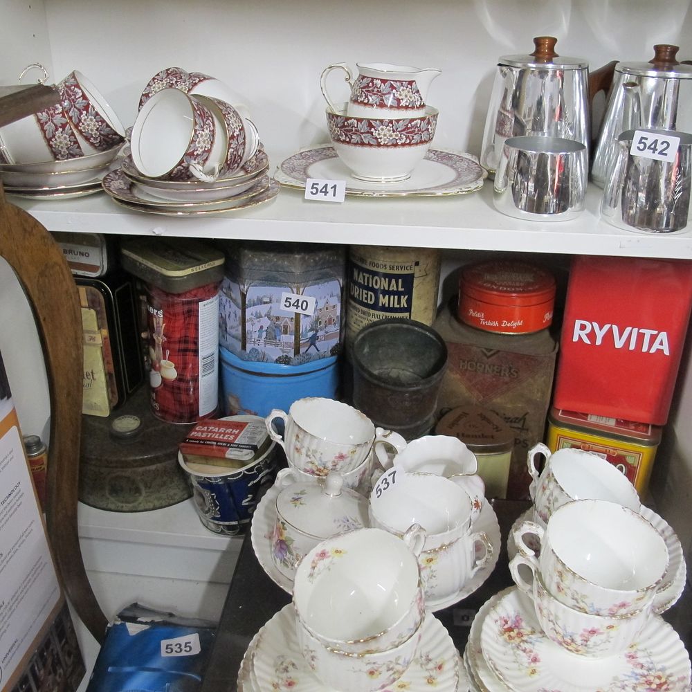 Lot 540: qty of vintage tins
