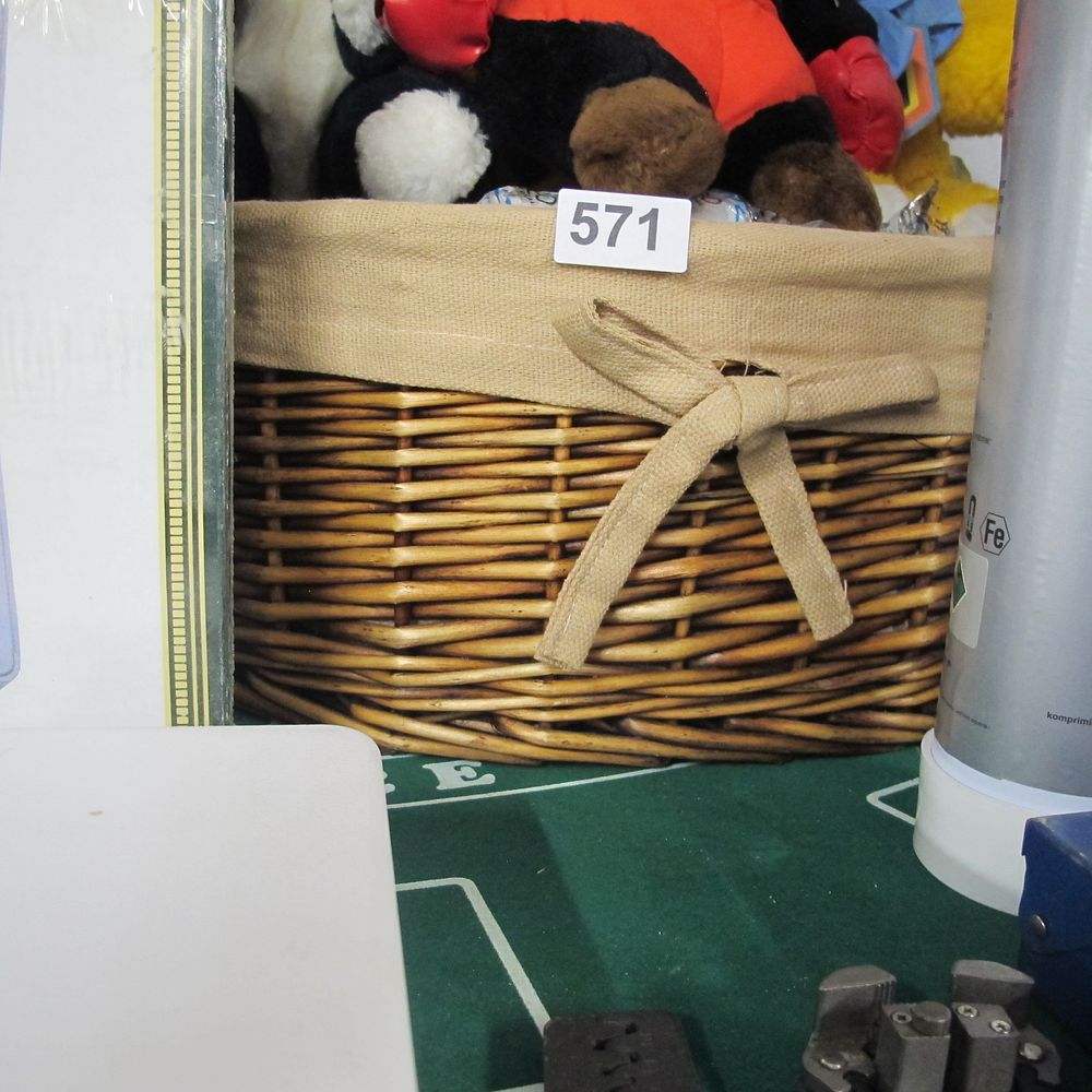 Lot 571: wicker basket