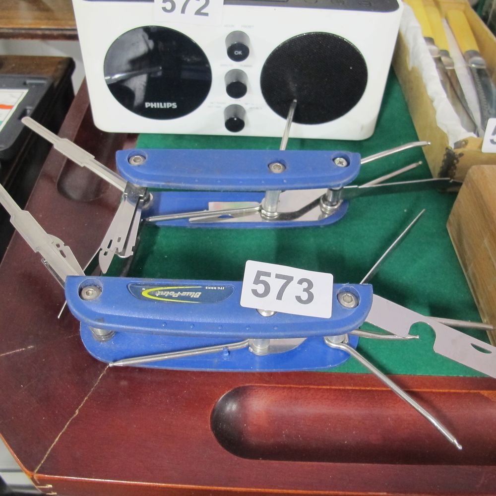 Lot 573: 2 multi tools