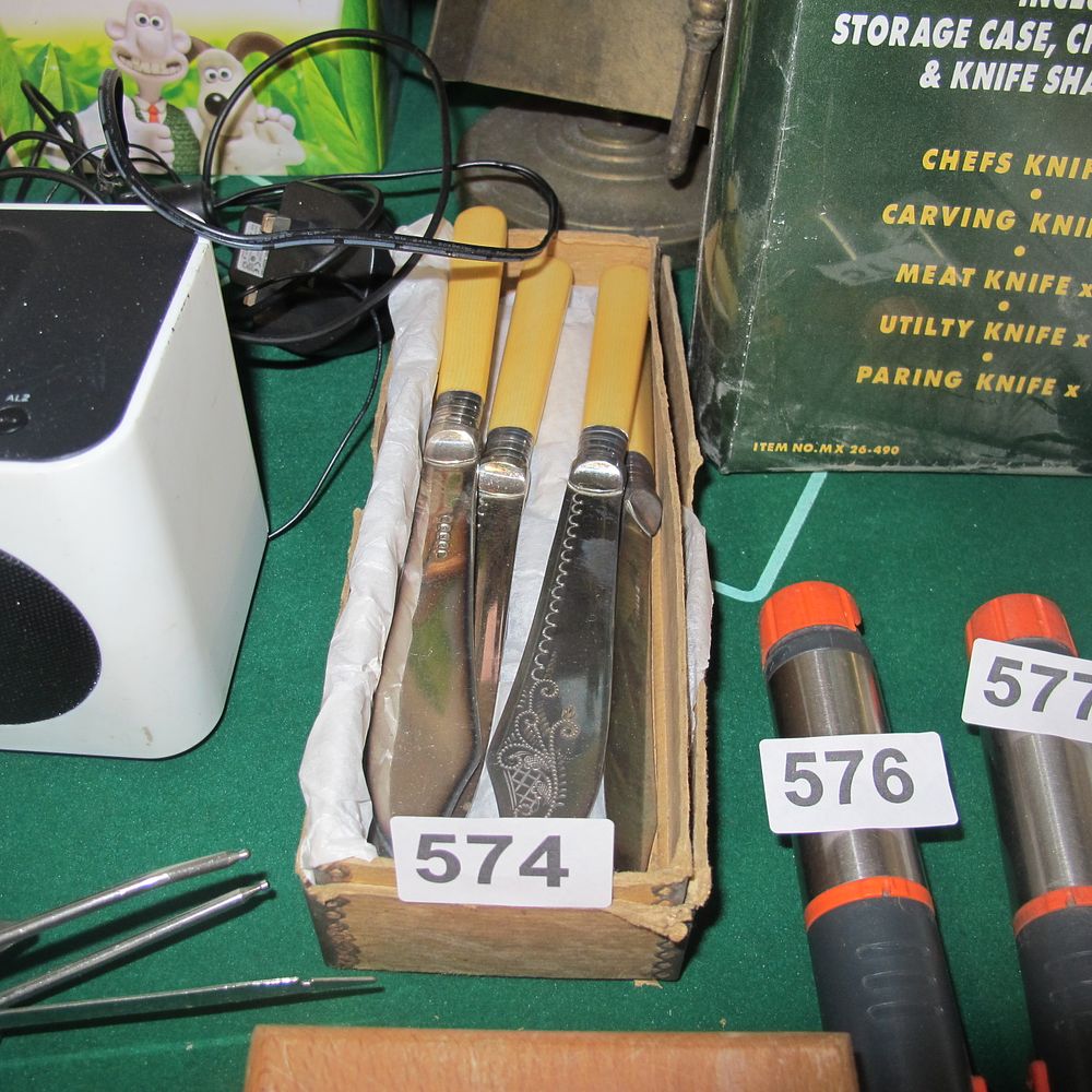 Lot 574: boxed fish knife set