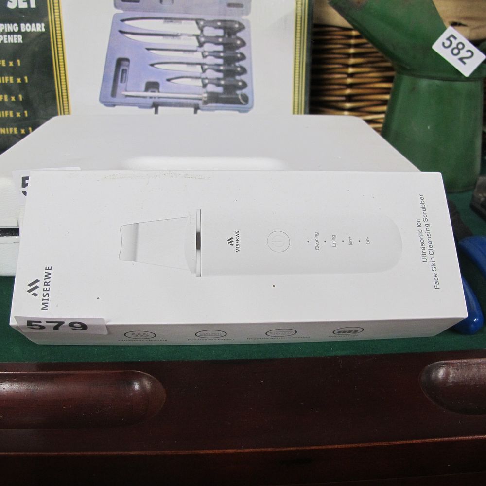 Lot 579: ultra sonic ion face skin cleansing scrubber
