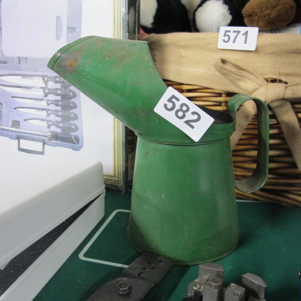 Lot 582: vintage oil can