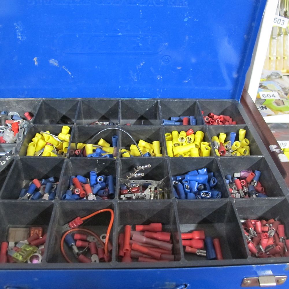 Lot 585: box of wire terminals