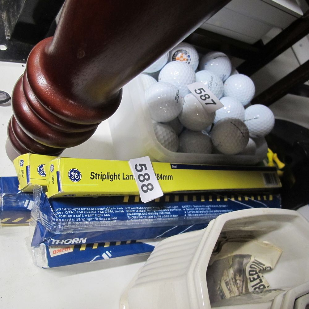 Lot 588: striplight bulbs