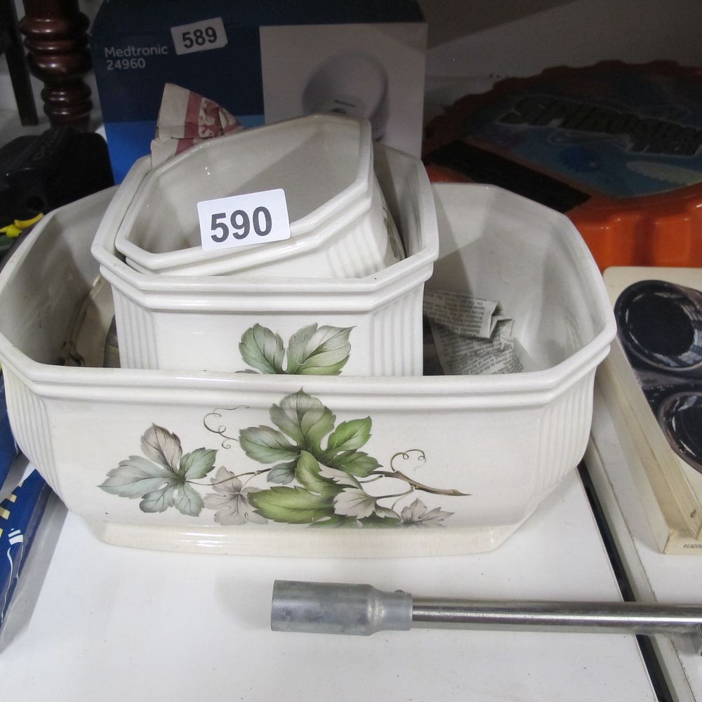 Lot 590: graduated planters