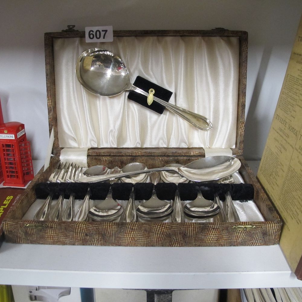 Lot 607: boxed vintage dessert cutlery set