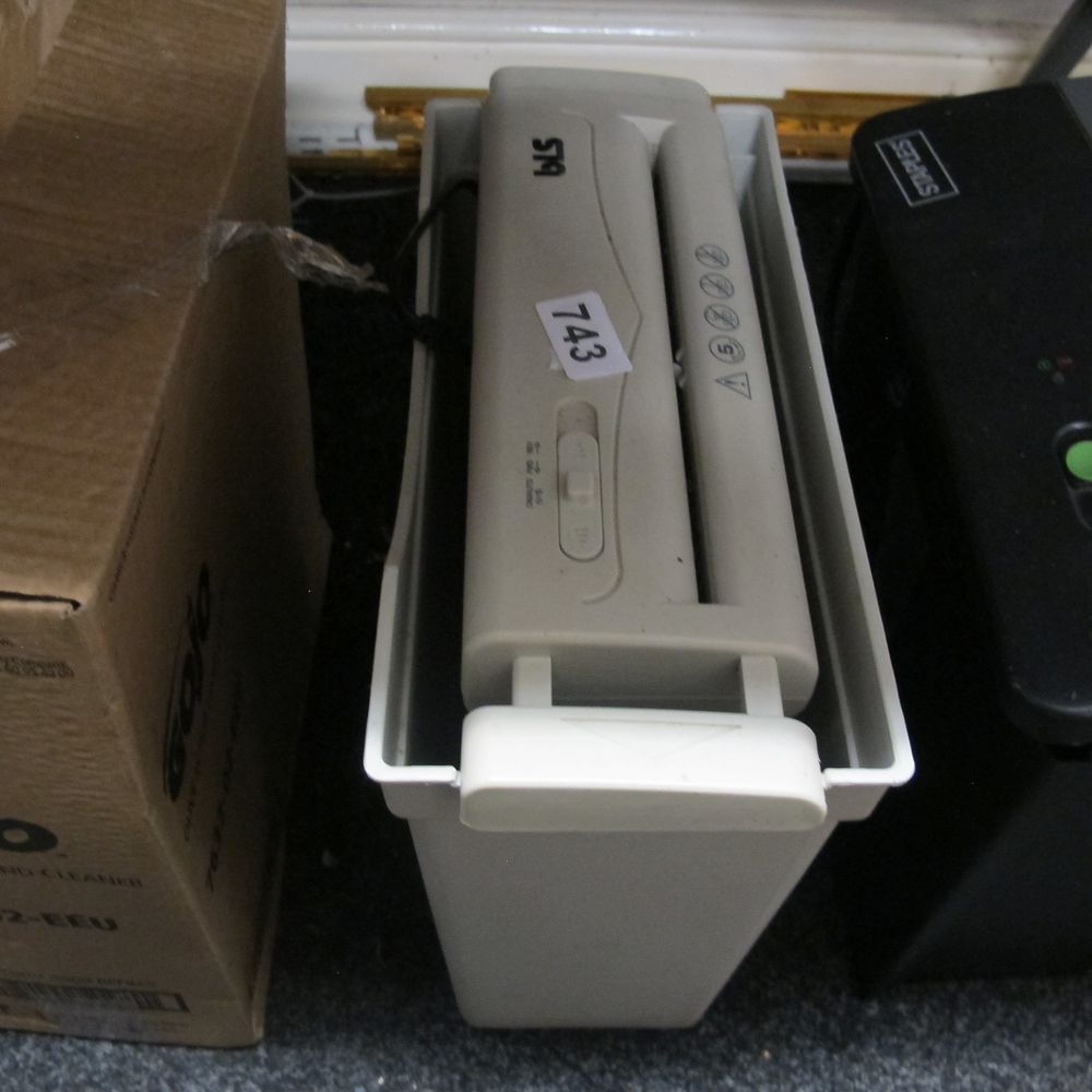 Lot 743: paper shredder