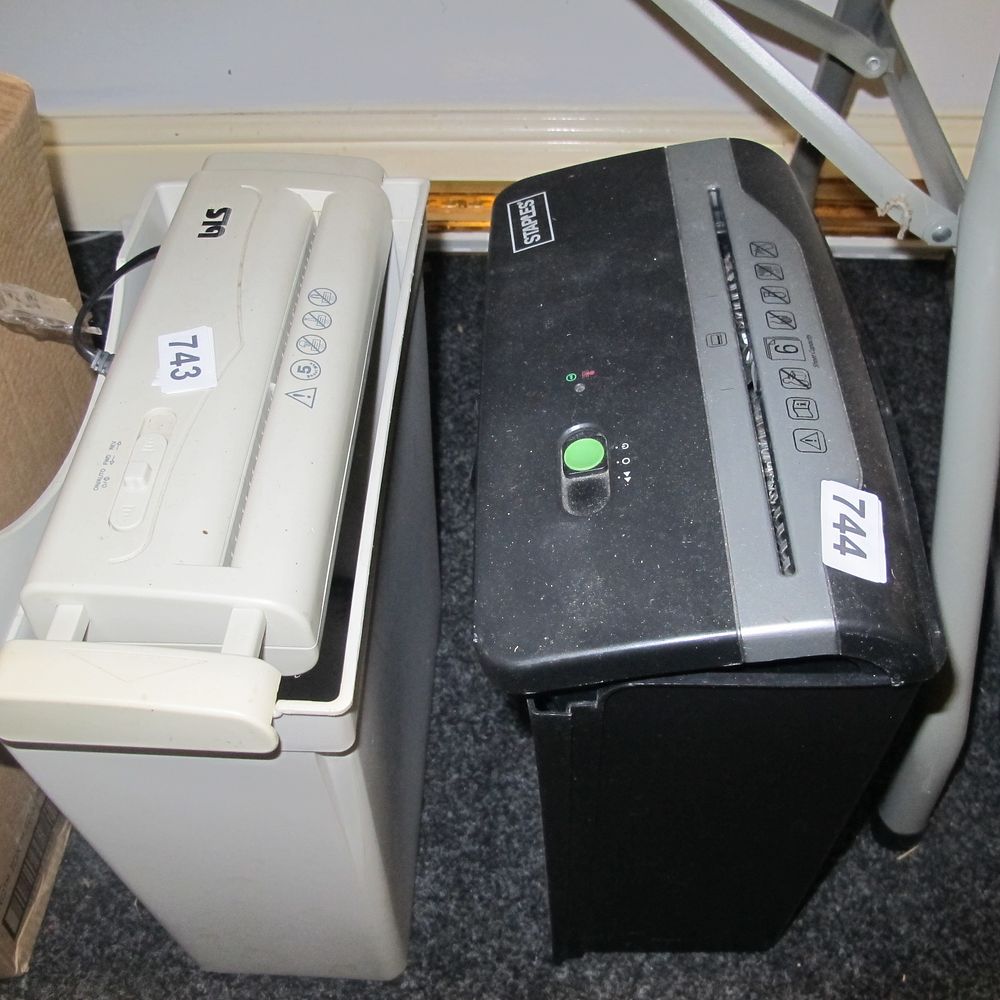 Lot 744: paper shredder